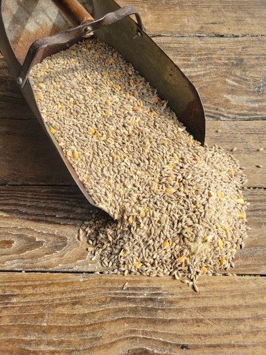 [43032] Farmer’s Blend Non-GMO Three Grain Scratch 50lbs